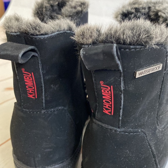 Khombu Comfort Black Faux Fur-Lined Aura Waterproof Rubber Soled Wedge Boots - Picture 4 of 10